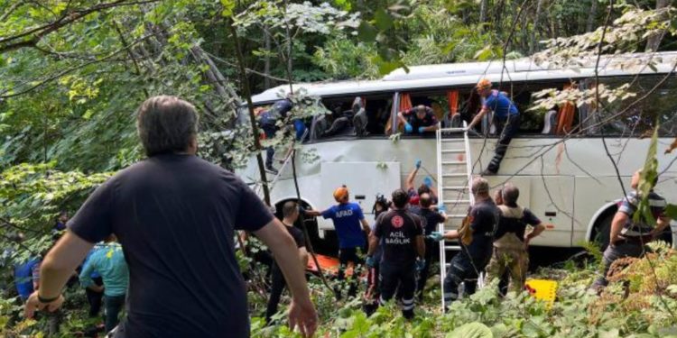 E rëndë në Turqi/ Përmbyset autobusi me turistë, 5 të vdekur dhe 38 të plagosur (VIDEO)