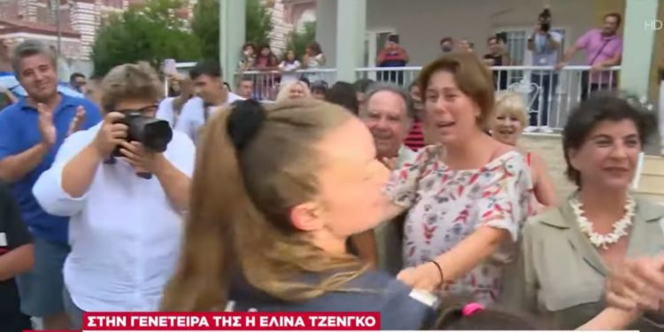 Përqafime dhe duartrokitje, shihni si pritet në Greqi kampionia shqiptare, Elina Xhengo (VIDEO)