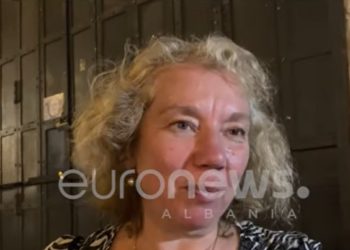 “Pushtimi” i Gjirokastrës, turistët vlerësojnë edhe berberët: Janë shumë të mirë, burri im u qeth këtu (VIDEO)