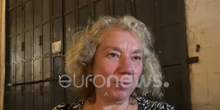 “Pushtimi” i Gjirokastrës, turistët vlerësojnë edhe berberët: Janë shumë të mirë, burri im u qeth këtu (VIDEO)