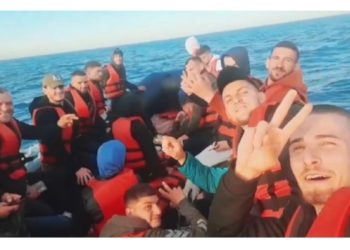 Mediat: Britania zbardh planin për të kthyer mbrapsht shqiptarët që ikin me gomone