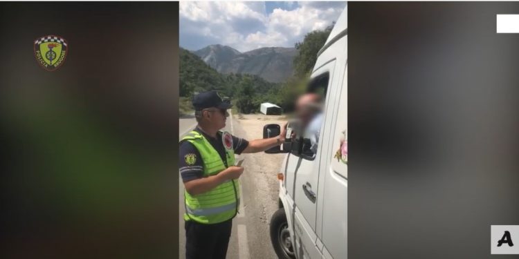 “Vazhdo, vazhdo, vazhdo…”, 860 gjoba nga policia rrugore në Gjirokastër për dy javë (VIDEO)