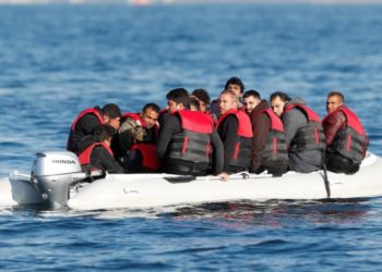 Pse shqiptarët ikin me gomone në Britani? Gazetari i përgjigjet kolegut anglez: Sepse kemi që në vitin ’93 që jemi në luftë me një klikë hajdutësh