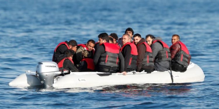 Pse shqiptarët ikin me gomone në Britani? Gazetari i përgjigjet kolegut anglez: Sepse kemi që në vitin ’93 që jemi në luftë me një klikë hajdutësh