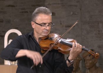 Babai i kishte lënë amanet të përcillej në banesën e fundit me tingujt e violinës, artisti Stefan Xhori jep koncert në Gjirokastër (VIDEO)