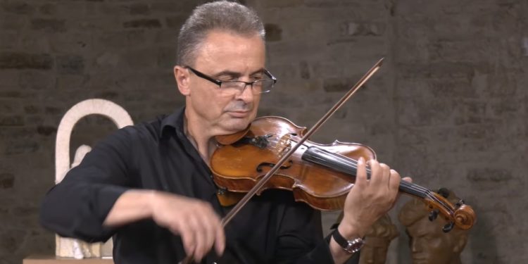 Babai i kishte lënë amanet të përcillej në banesën e fundit me tingujt e violinës, artisti Stefan Xhori jep koncert në Gjirokastër (VIDEO)