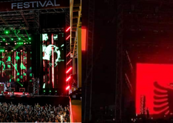 Flamuri shqiptar me yllin komunist shfaqet në festivalin e Dua Lipës në Tiranë (FOTO)