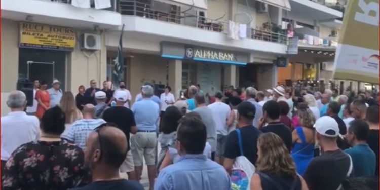 Vangjel Dule dhe Fredi Beleri organizojnë protestë në Himarë: Qeveria po grabit pronat në Porto Palermo me oligarkët (VIDEO)