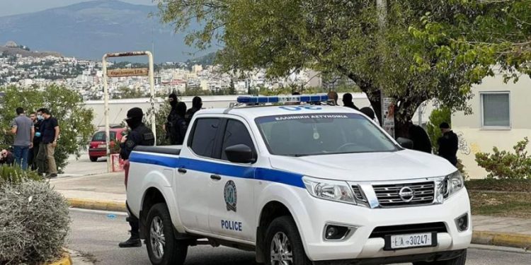 Tentoi arratisjen, por u përplasën fizikisht, oficerja greke plagos me armë 30-vjeçarin shqiptar në Athinë