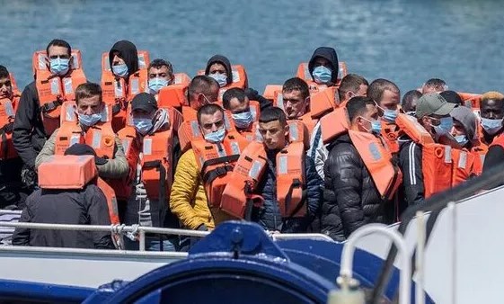 Çmenduri/ Bandat shqiptare bëjnë biznes me funeralin e Mbretëreshës: Merrni pjesë në lamtumirën e fundit