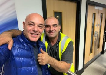 “E gjeta duke larë dyshemenë”, Blendi Fevziu tregon historinë frymëzuese të shqiptarit në Britani: Ishte pronar i disa lokaleve