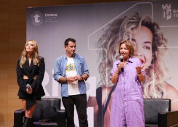 Rita Ora mbërrin në Tiranë/ Takon studentët e Liceut Artistik: Fokusohuni te vetja, mos dëgjoni çfarë thonë të tjerët