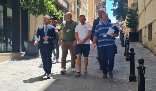 Torturoi dhe dogji të gjallë gjyshen dhe nipin e saj në Greqi, shqiptari i arrestuar në Maltë ka tjetër pretendim: Ekspertët gabuan me gjurmët e gishtave