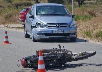 Autobusi përplaset me motorin, ndërron jetë i moshuari