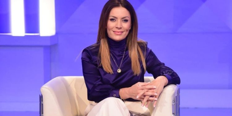 Deputetja e PS: 20 mijë lekë të vjetra shezlloni nuk është shtrenjtë në Dhërmi. Isha në një vend hëngra makarona me 8 mijë lekë