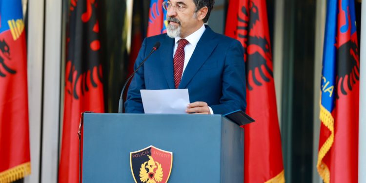 Mesazhi i Çuçit për drejtorin e ri të Policisë së Shtetit: Flamuri kuqezi është i vetmi për të cilin ne përulemi