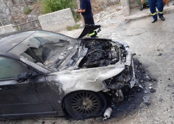 Gjirokastër, merr flakë në ecje makina (FOTO)