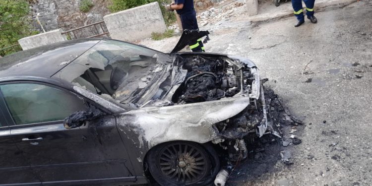 Gjirokastër, merr flakë në ecje makina (FOTO)