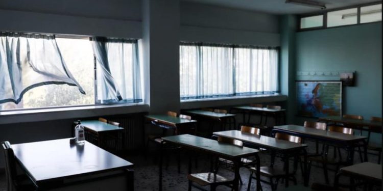 Ngjarje e frikshme në Greqi, gruaja shqiptare terrorizon nxënësit në shkollë: Do t’ju ha, do t’ju rrah…