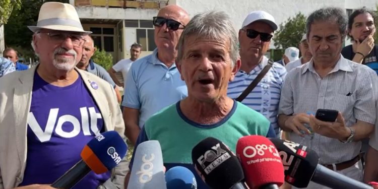 “Nuk e japim Vlorën”, nis protesta kundër anijes që do të prodhojë energji elektrike me naftë (VIDEO)