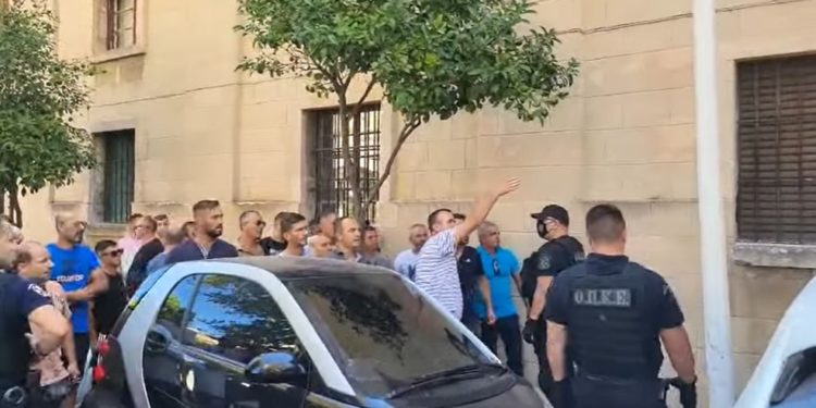 Vrasja e biznesmenit shqiptar në Greqi, familjarët shpërthejnë ndaj autorit: Do kalbesh në burg, do të të q*… aty brenda (VIDEO)