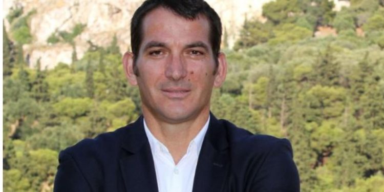 Pirro Dhima reagon pas akuzave: Shqiptarët më trajtojnë si tradhtar, federata greke do hedhë në gjyq Elez Gjozën