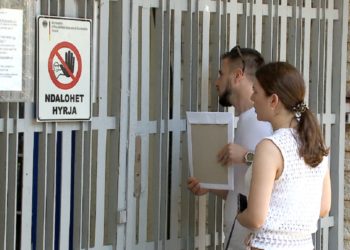 Shqipëria po zbrazet/ Në dyert e ambasadës gjermane ka gjithmonë radhë për të ikur (VIDEO)