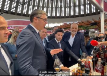 Panairi në Beograd, Vuçiç blen një arkë me verë të prodhuesit nga Përmeti