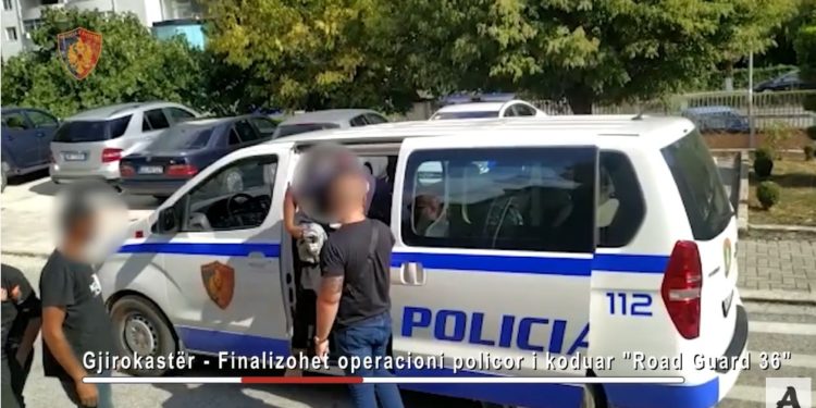 Kanabis dhe 6 klandestinë në makinë, arrestohet një pakistanez në Gjirokastër (VIDEO)