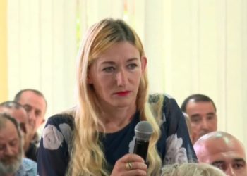 “Nënë e papunë, rris e vetme tre fëmijë”, gruaja preket para Berishës: Më kanë hequr dhe ndihmën ekonomike