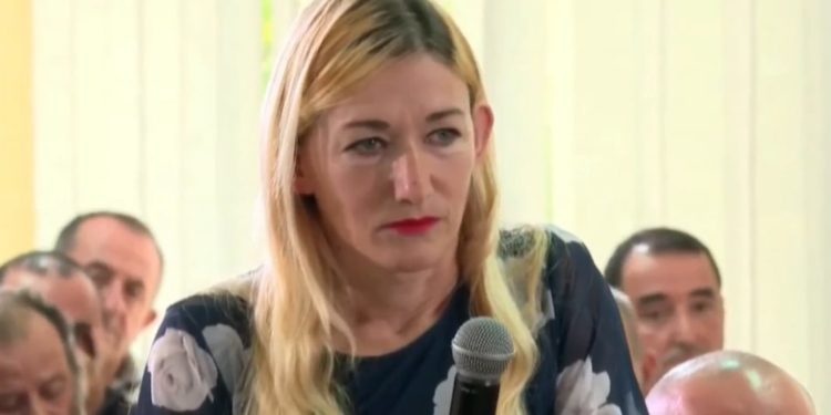 “Nënë e papunë, rris e vetme tre fëmijë”, gruaja preket para Berishës: Më kanë hequr dhe ndihmën ekonomike