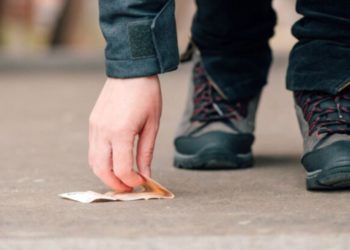 Keni gjetur para në rrugë? Ja çfarë do të thotë