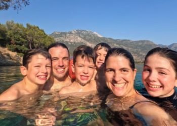 Prindërit nisin një udhëtim nëpër botë me fëmijët e tyre, arsyeja është prekëse