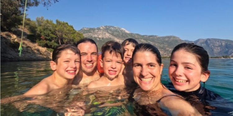 Prindërit nisin një udhëtim nëpër botë me fëmijët e tyre, arsyeja është prekëse