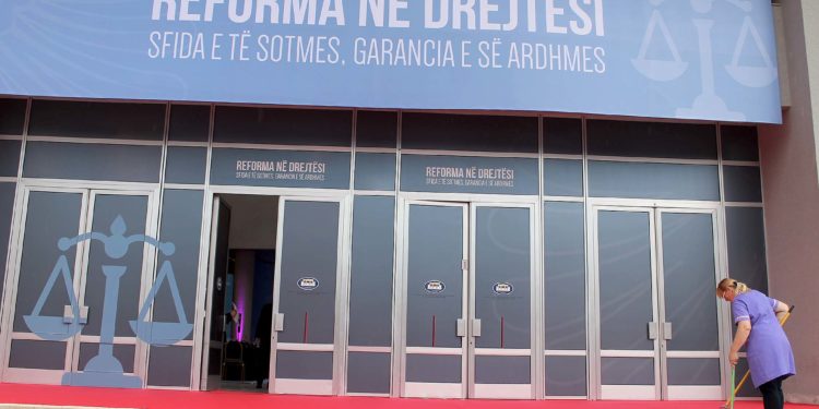 Publikohet sondazhi/ Gjyqësori në Shqipëri vazhdon të kryesojë listën e korrupsionit