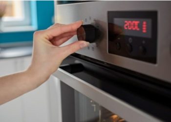 Si të hiqni aromat e forta nga furra