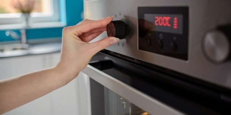 Si të hiqni aromat e forta nga furra