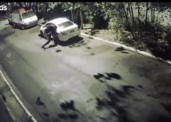 Grabitësit vjedhin një makinë teksa çifti bënte seks brenda, i nxjerrin lakuriq në rrugë (VIDEO)