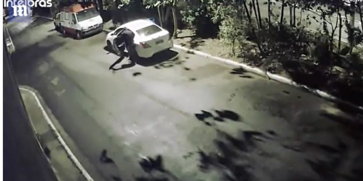 Grabitësit vjedhin një makinë teksa çifti bënte seks brenda, i nxjerrin lakuriq në rrugë (VIDEO)