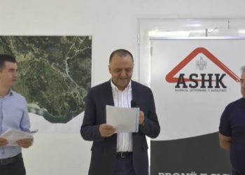 “OMONIA” sulmon Artan Lamen: Tallet me njerëzit, vjen në Himarë dhe shpërndan tapi për zgjedhje