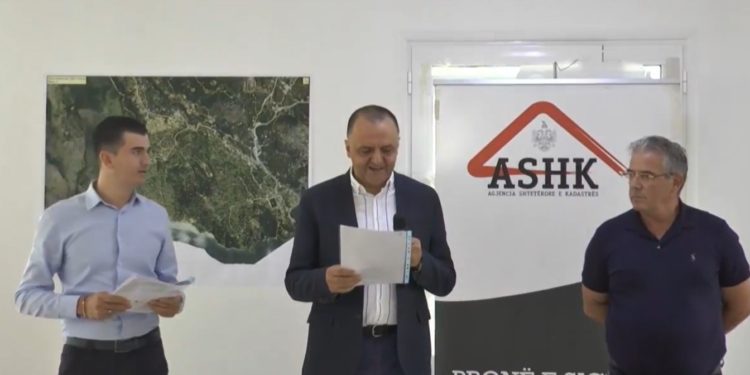 “OMONIA” sulmon Artan Lamen: Tallet me njerëzit, vjen në Himarë dhe shpërndan tapi për zgjedhje