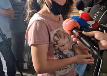 “Babi, lëre mamin”, rrëfimi prekës i gruas shqiptare në Greqi: Ish-burri më rreh çdo ditë, gjykata e la të lirë (VIDEO)