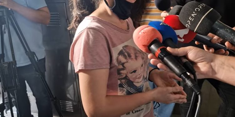 “Babi, lëre mamin”, rrëfimi prekës i gruas shqiptare në Greqi: Ish-burri më rreh çdo ditë, gjykata e la të lirë (VIDEO)