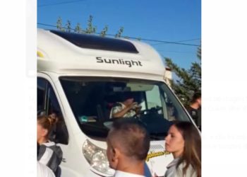 Sarandë. gjermane, turiste, rruge, kafe, bllokim