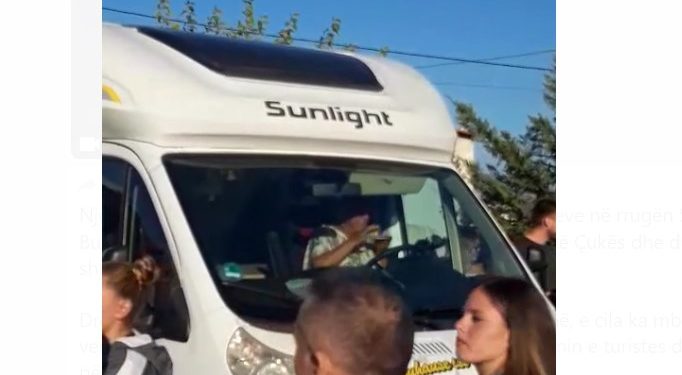 Sarandë. gjermane, turiste, rruge, kafe, bllokim