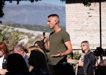 Emigranti gjen “parajsën” në Gjirokastër: Më thonin ç’bën, të gjithë po ikin?! Unë bleva tokë në fshat dhe sot fitoj dyfish më shumë (VIDEO)