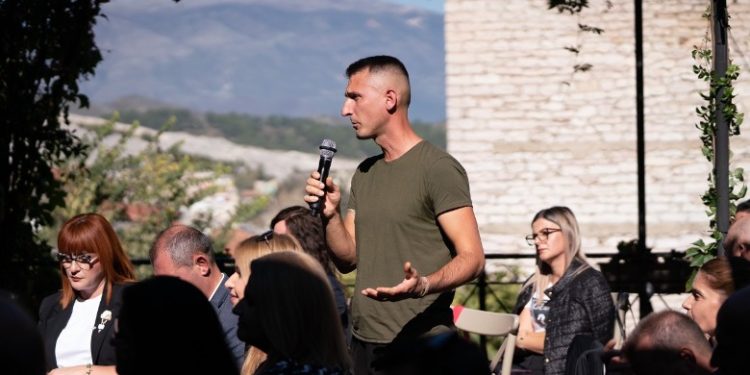 Emigranti gjen “parajsën” në Gjirokastër: Më thonin ç’bën, të gjithë po ikin?! Unë bleva tokë në fshat dhe sot fitoj dyfish më shumë (VIDEO)