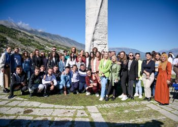 Takimi me të rinjtë në Gjirokastër, Mirela Kumbaro tregon llogaritë që bëri gabim me Flamur Golemin