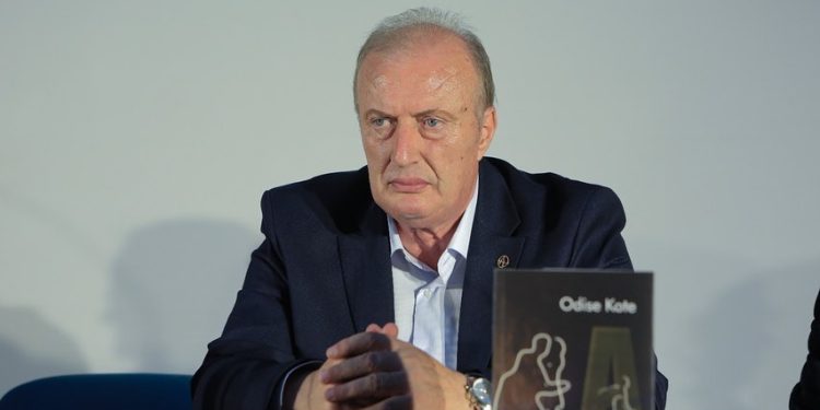 Shkrimtari Odise Kote promovon “Amerikanin”, romani i frymëzuar nga historia e trishtë e violinistit gjirokastrit Polo Xhori (FOTO)