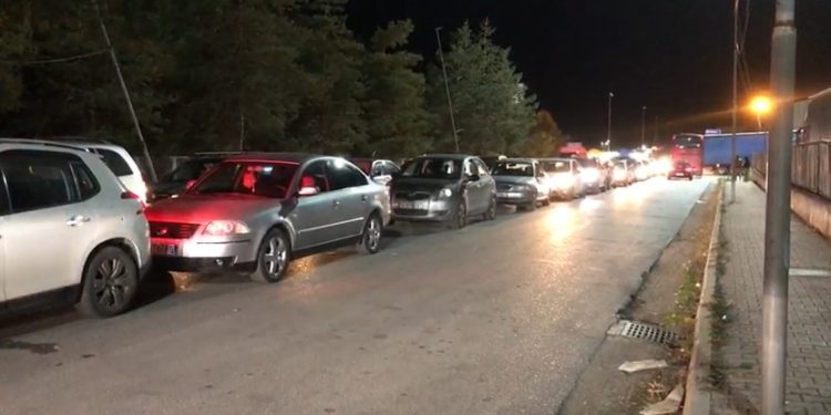 Radhë kilometrike, ç’po ndodh në pikën kufitare me Greqinë